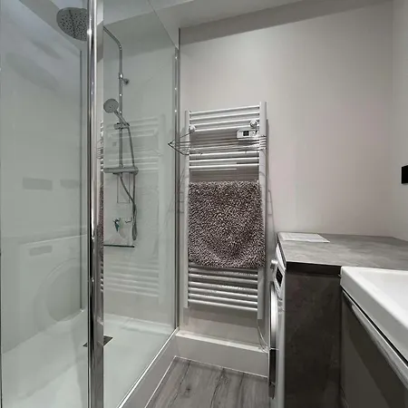 T2 Renove Avec Terrasse, Climatisation, Proche Port Et - 4 Couchages, Parking Inclus - Fr-1-229-880 *